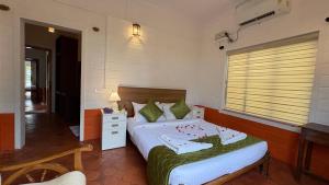 Ένα ή περισσότερα κρεβάτια σε δωμάτιο στο Kuzhupilly Beach House +48 φωτογραφίες