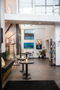 una hall con due tavoli e un divano di Hotel Djurhuus a Tórshavn Altre 70 foto