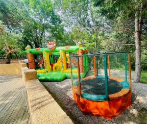 Ο χώρος παιχνιδιού για παιδιά στο Flower Camping La Pibola +26 φωτογραφίες