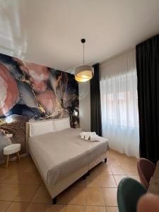 een slaapkamer met een bed met een schilderij aan de muur bij Le Corti del Re Tappia in Napels