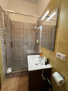 een badkamer met een wastafel en een douche bij Le Corti del Re Tappia in Napels
