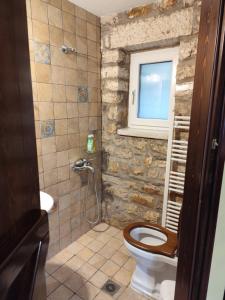 Ένα μπάνιο στο Herb Stone Lodges