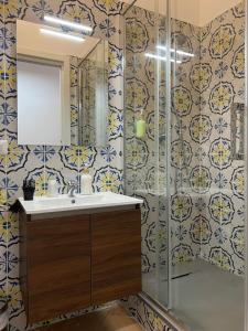een badkamer met een wastafel en een douche bij Le Corti del Re Tappia in Napels