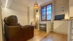 uma sala de estar com uma cadeira e uma secretária em El Refugio de Enveitg em Enveitg