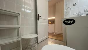 um pequeno banheiro com um vaso sanitário e uma pia em El Refugio de Enveitg em Enveitg