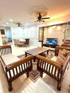 un ampio soggiorno con tavolo e sedie di Rumah Eve Taman Banting Baru Mvslim Only a Banting Altre 39 foto