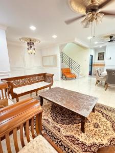 un soggiorno con 2 panche e un tavolo di Rumah Eve Taman Banting Baru Mvslim Only a Banting