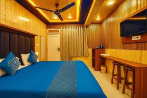 TV/trung tâm giải trí tại Hotel Galaxy G And P Near Naini Lake And Mall Road Hotel - Best Premium Hotel - Free Wifi and Room Service