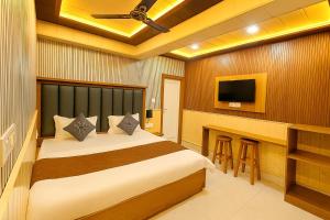 Giường trong phòng chung tại Hotel Galaxy G And P Near Naini Lake And Mall Road Hotel - Best Premium Hotel - Free Wifi and Room Service