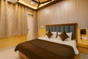 Giường trong phòng chung tại Hotel Galaxy G And P Near Naini Lake And Mall Road Hotel - Best Premium Hotel - Free Wifi and Room Service