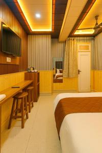 TV/trung tâm giải trí tại Hotel Galaxy G And P Near Naini Lake And Mall Road Hotel - Best Premium Hotel - Free Wifi and Room Service