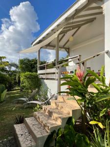 卡佩斯特villa LAGON的带木桌和楼梯的露台通往房屋