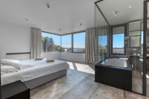 En eller flere senge i et værelse på Villa A by Tourist Adria Group + 38 billeder