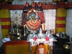 un templo con una estatua en una habitación en Guru Raghavendra Rayara Nilaya, en Ādoni