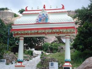 una pagoda con un edificio en la cima de una montaña en Guru Raghavendra Rayara Nilaya, en Ādoni