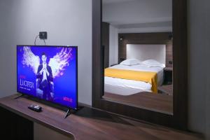 Una televisión o centro de entretenimiento en Hotel Europeca
