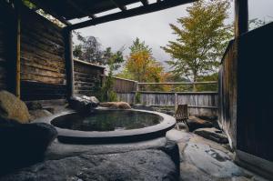 a small pool of water in a yard at 焼乃湯 in Takayama