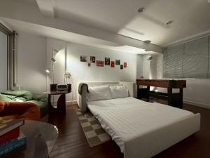 Giường trong phòng chung tại Roni House Thonglor