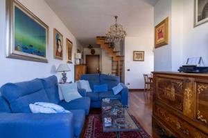 Χώρος καθιστικού στο Apartment overlooks the sea from almost every window !