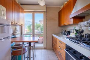 Η κουζίνα ή μικρή κουζίνα στο Apartment overlooks the sea from almost every window !