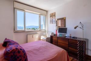 Ένα ή περισσότερα κρεβάτια σε δωμάτιο στο Apartment overlooks the sea from almost every window !