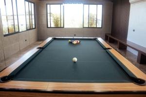 Bàn bi-da tại Meiyi Hot Spring Resort