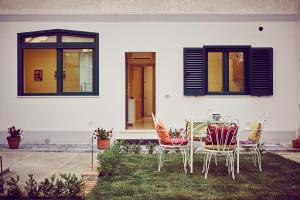 a table and chairs in front of a house at Casa Vacanze La Trinità in Ravello