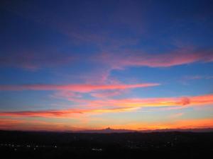 Amanecer o atardecer desde la estancia rural o alrededores