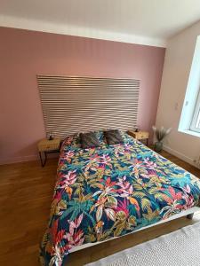 モンティエ・アン・デにあるLe Refuge de Raoulのベッドルーム1室(カラフルなベッドカバー付)
