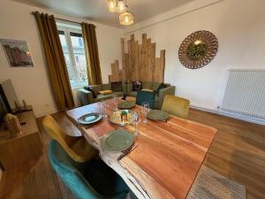 モンティエ・アン・デにあるLe Refuge de Raoulの木製のテーブルと椅子のあるダイニングルーム +6枚の写真