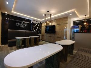 Μια τηλεόραση ή/και κέντρο ψυχαγωγίας στο Porter Palace Apartments