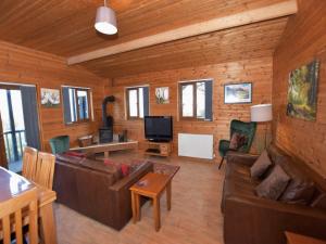 een woonkamer met een bank en een tv bij 3 Bed in Clyro BN314 in Rhos-gôch