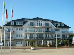 STR150b "Residenz Johannsens" F في نيندورف: مبنى أبيض كبير مع أعلام أمامه