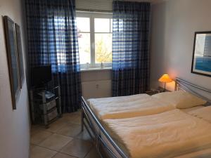 STR150b "Residenz Johannsens" F في نيندورف: غرفة نوم بها سرير ونافذة