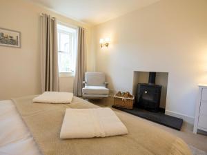 En eller flere senge i et værelse på 5 Bed in Stanley 96399