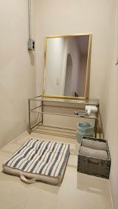 a mirror and a towel rack in a bathroom at 협재10분 영주스테이 in Suwŏn-ni +38 photos