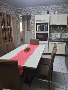 Kuchyň nebo kuchyňský kout v ubytování Casa Gislaine e Vinicius