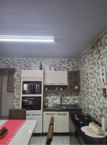 Kuchyň nebo kuchyňský kout v ubytování Casa Gislaine e Vinicius
