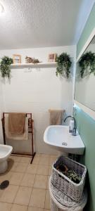 Et badeværelse på Precioso apartamento Montblanc + 9 billeder