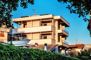 wysoki budynek z balkonami na boku w obiekcie Hotel Villa Giulia w Ciampino