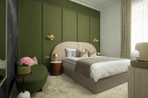 une chambre avec un lit et un mur végétal dans l'établissement Avalon Luxury Villa, à Miskolc 20 autres photos