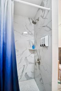 Koupelna v ubytování Homelike suites in the heart of China Town