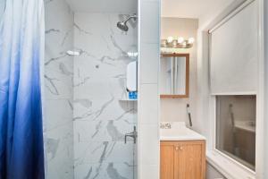 Kuchyň nebo kuchyňský kout v ubytování Homelike suites in the heart of China Town + 53 fotografií