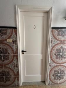 een witte deur in een kamer met een muur bij Rooms La Laja 3 in Las Palmas de Gran Canaria