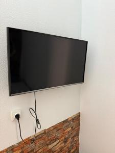 een flatscreen-tv die aan de muur hangt bij Rooms La Laja 3 in Las Palmas de Gran Canaria