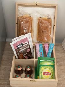 eine Holzkiste gefüllt mit Donuts und anderen Gegenständen in der Unterkunft Sur la route des châteaux in Soussans