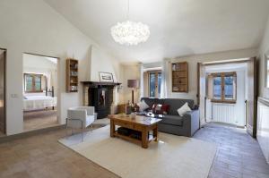 uma sala de estar com um sofá e uma mesa em CASALE LA CASCINA 8, Emma Villas em Force