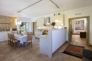 uma cozinha e sala de jantar com mesa e cadeiras em CASALE LA CASCINA 8, Emma Villas em Force
