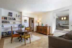 uma sala de estar com mesa e cadeiras e uma sala de estar em CASALE LA CASCINA 8, Emma Villas em Force