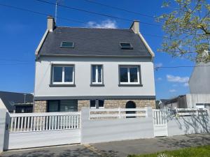 een wit huis met een wit hek bij Les Sardinières in Le Relecq-Kerhuon